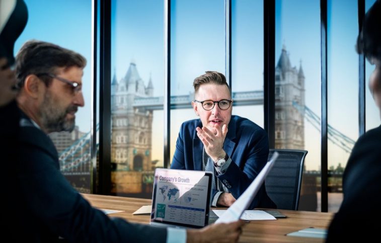 Global hiring without entity